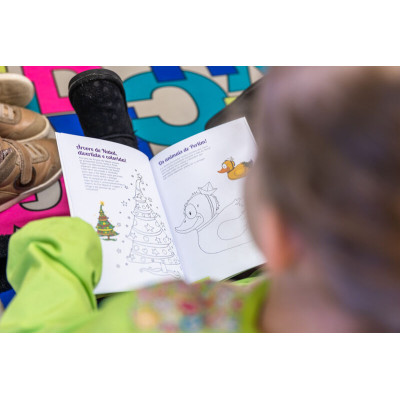 Livro de pintar com a história de Perlim